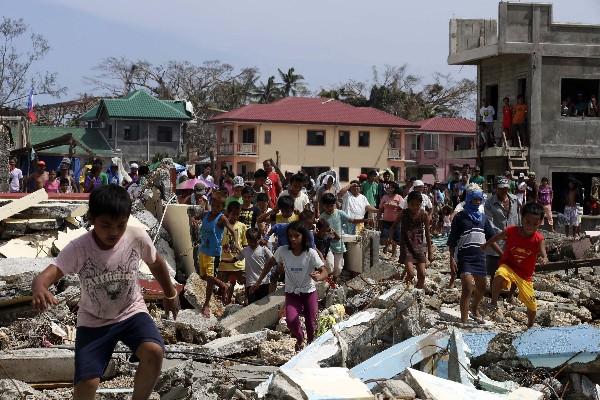 Decenas de filipinos afectados por el tifón Haiyan  piden atención médica y fácil acceso  a la  ayuda humanitaria.