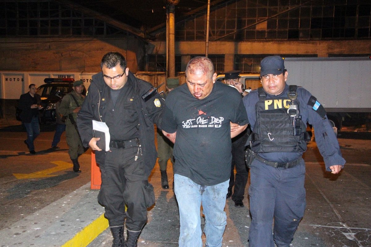 El subinspector de la PNC, Esvin Estuardo Ramos, fue trasladado a la torre de Tribunales. (Foto Prensa Libre: PNC)