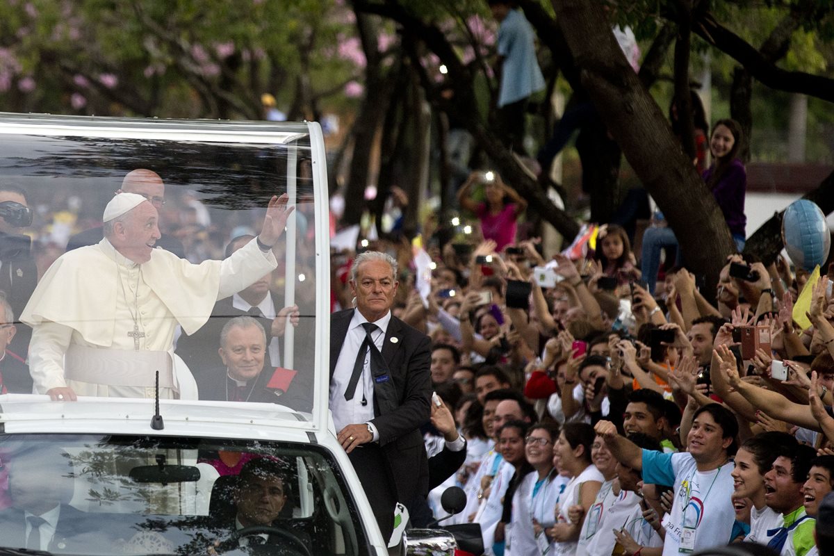 El Papa Francisco saluda a los feligreses que abarrotan las calles de Asunción durante su vista a Paraguay. (Foto Prensa Libre: AP)