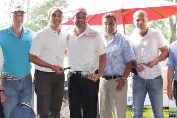 Javier Zepeda, presidente de la Fundación Jorge Toruño —de azul—, junto a Roberto Galindo, José Lara, Pablo Monzón y Adolfo Castillo, durante la quinta edición del torneo de golf. (Foto Prensa Libre: Norvin Mendoza)