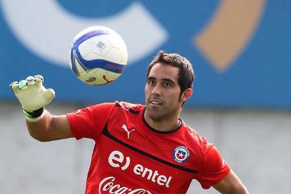 El jugador chileno Claudio Bravo durante un entrenamiento y jugará con el Barcelona para la siguiente temporada. (Foto Prensa Libre: AFP)