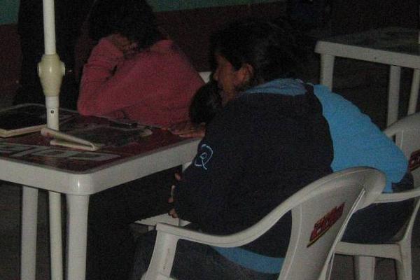 En los operativos se logró la detención de dos mujeres, entre ellas una señalada por facilitación a la prostitución a personas extranjeras indocumentadas. (Foto Prensa Libre: PNC)