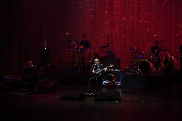 el cantante puertorriqueño tocó varios instrumentos y pasó con facilidad de un ritmo a otro, en una velada emotiva. (Foto Prensa Libre: Edwin Bercián)