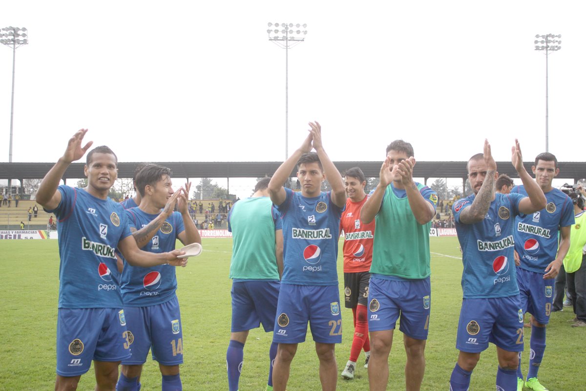 Los jugadores de Municipal saludan a la afición que se hizo presente en el estadio Marquesa de la ensenada al finalizar el partido contra los Leones. (Foto Prensa Libre: Jesús Cuque).