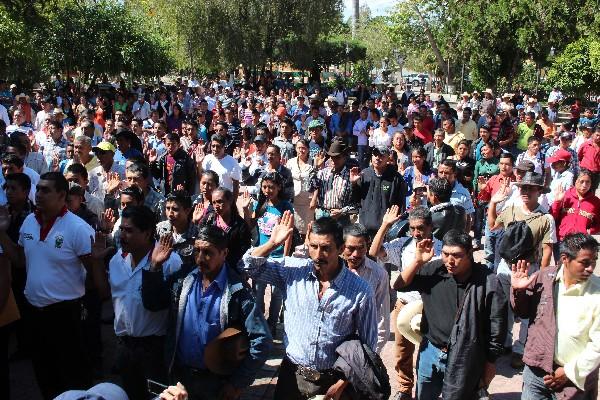 Integrantes de las Juntas Receptoras Consultivas fueron juramentados, en el parque central, por el alcalde Élmer Guerra.