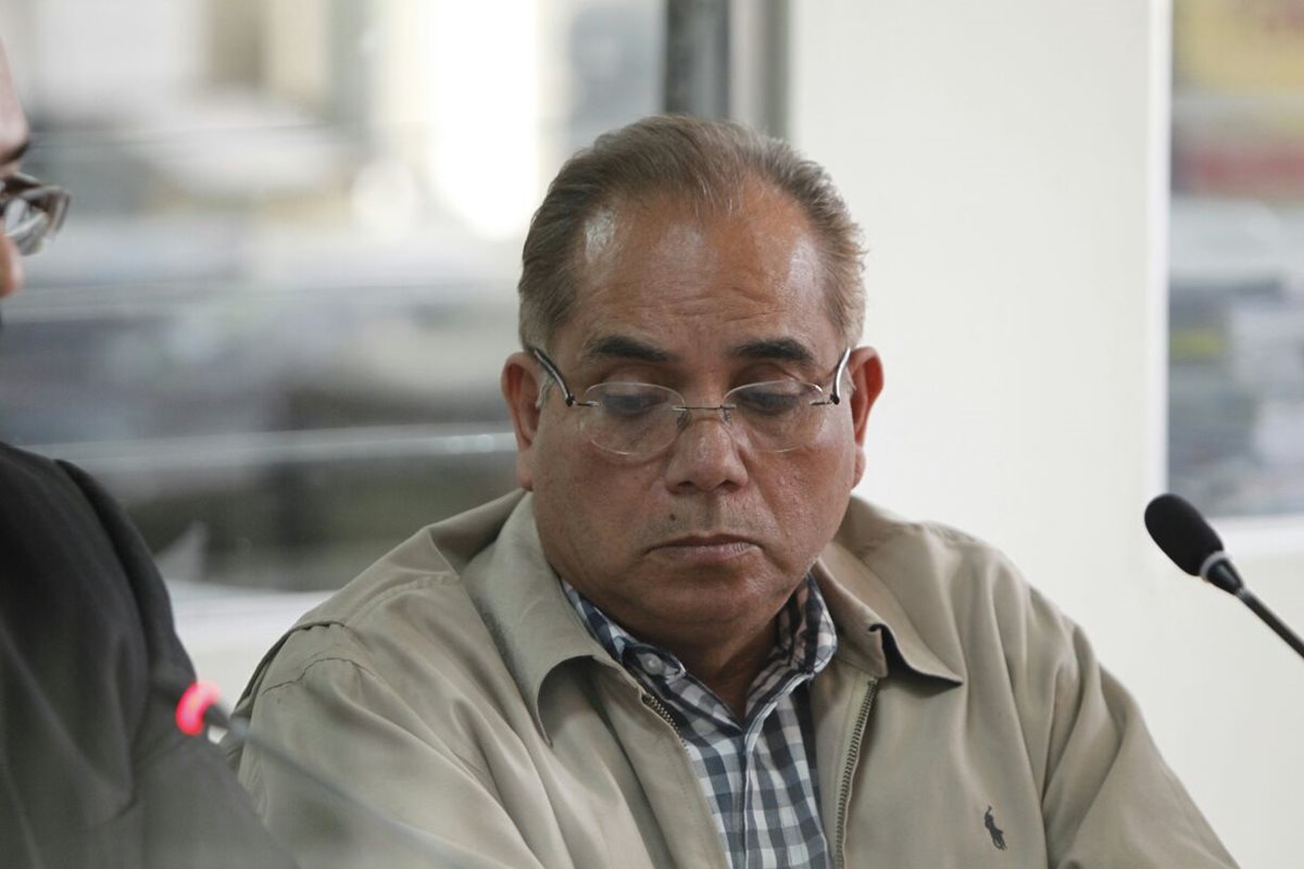 Luis Alberto Barillas Vásquez afrontará a la justicia por peculado culposo, por ampliar el contrato a una empresa que cobró el Iusi en San Miguel Petapa. (Foto Prensa Libre: Paulo Raquec)