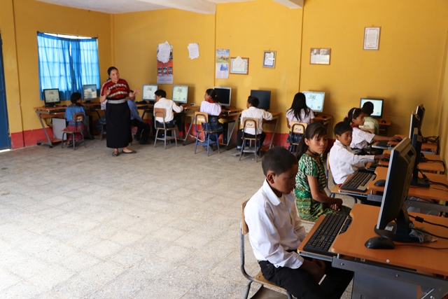 La escuela de San Isidro Comitancillo, San Marcos, quedó reconstruida y se le adaptó un laboratorio de computación. (Foto Prensa Libre: Whitmer Barrera)