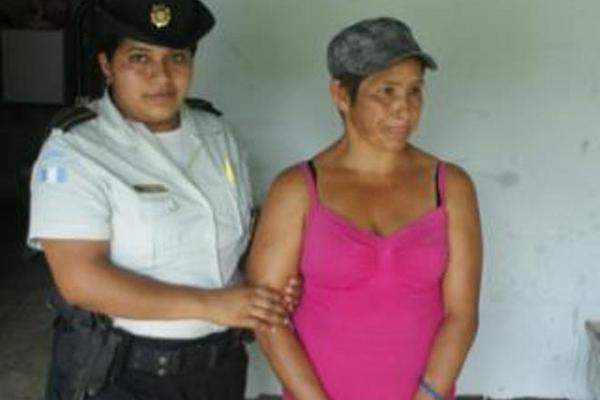 Elvira Leticia Arévalo Cotzamo, fue capturada en Santa Ana, Petén, cuando intentaba vender a a bebé. (Foto Prensa Libre: Rigoberto Escobar)