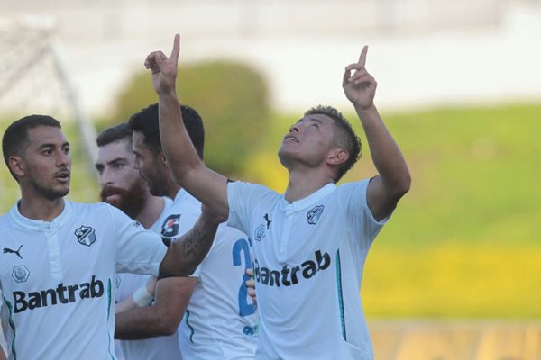 Carlos Mejía (derecha) abrió el marcador para los albos con un gol de buena factura. (Foto Prensa Libre: Norvin Mendoza)