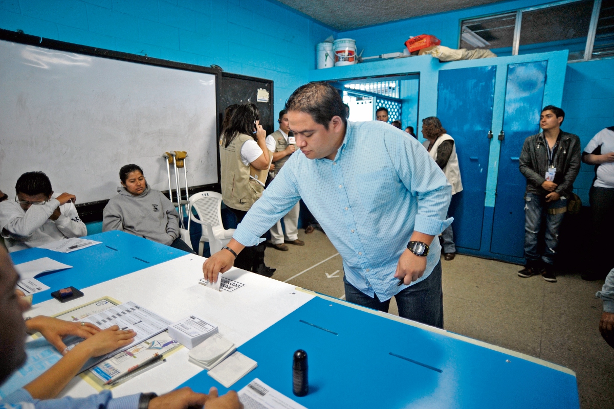 Personas acudieron a los centro de votación para emitir su voto en las Elecciones Generales de 2011 (Foto Prensa Libre: Hemeroteca PL)