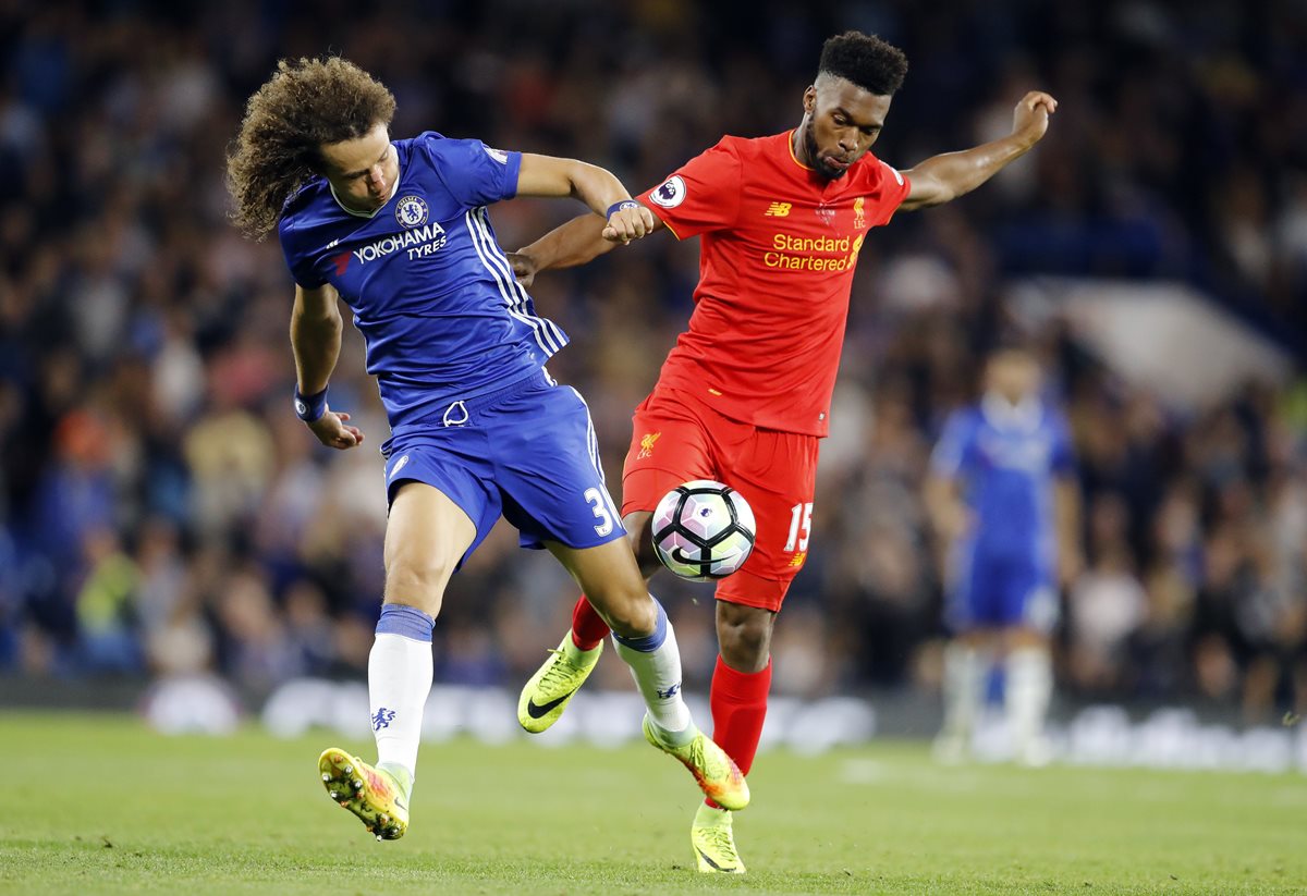 David Luiz pelea el balón con Daniel Sturridge durante el encuentro que ganó el Chelsea. (Foto Prensa Libre: AFP)