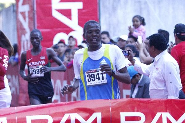 Philip Kandie (3941)  fue el ganador en la masculina. (Foto Prensa Libre: Hemeroteca PL)