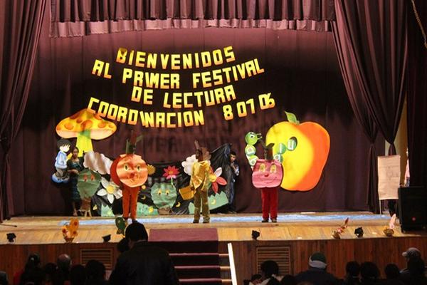 Un grupo de estudiantes dramatiza un cuento en el Teatro Municipal de Totonicapán, donde se realizó el festival de lectura y dramatización. (Foto Prensa Libre: Édgar Domínguez)<br _mce_bogus="1"/>