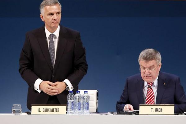 El presidente del COI, Thomas Bach (d), y el presidente suizo, Didier Burkhalter, durante la inauguración de la 127 sesión del COI. (Foto Prensa Libre: EFE)