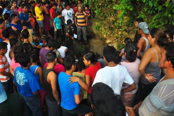 Vecinos  se aglomeran junto a cadáver,  en  Reu.