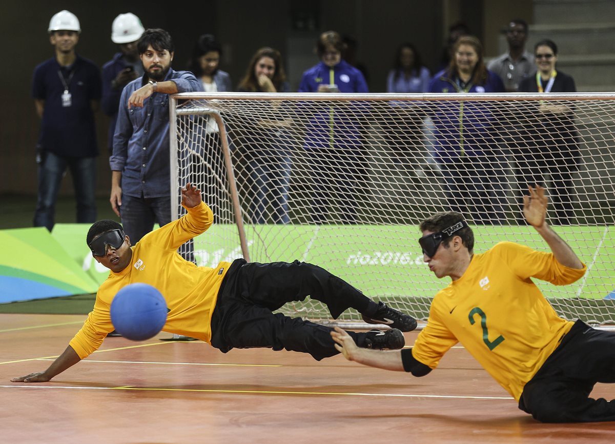 Dos jugadores de la selección brasileña de Goalball participan en el partido de exhibición en la "Arena del Futuro". (Foto Prensa Libre: EFE)