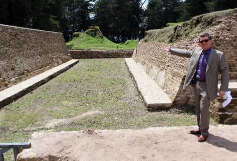 Marco Antonio Valladares muestra el campo de pelota restaurado.