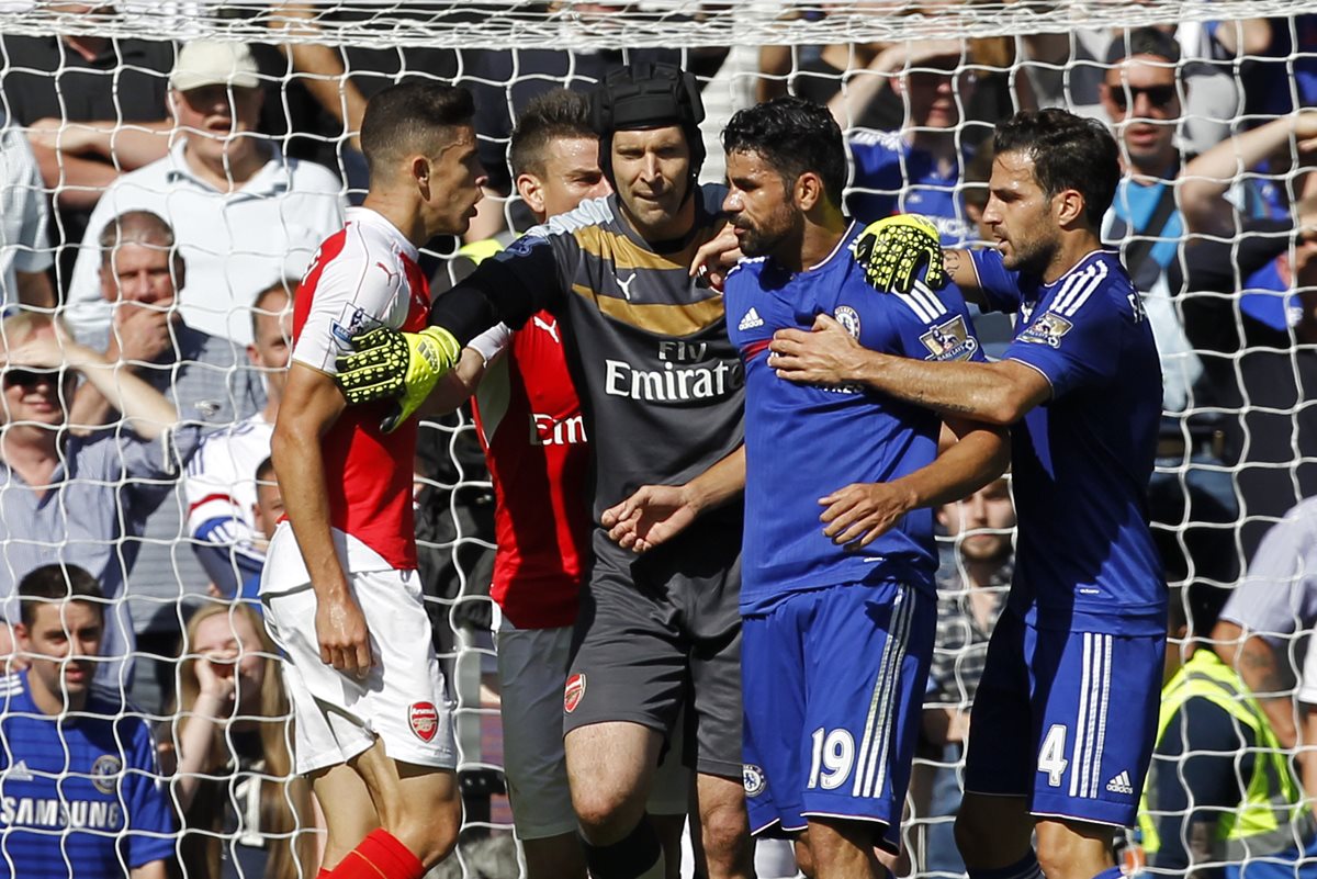 Diego Costa y Gabriel Paulista tuvieron que ser separados durante el encuentro entre el Chelsea y el Arsenal. (Foto Prensa Libre: AFP)