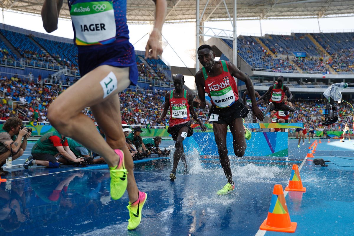 El keniano Ezekiel Kemboi, que había ganado el bronce en los tres mil metros obstáculos fue descalificado. (Foto Prensa Libre: AFP)