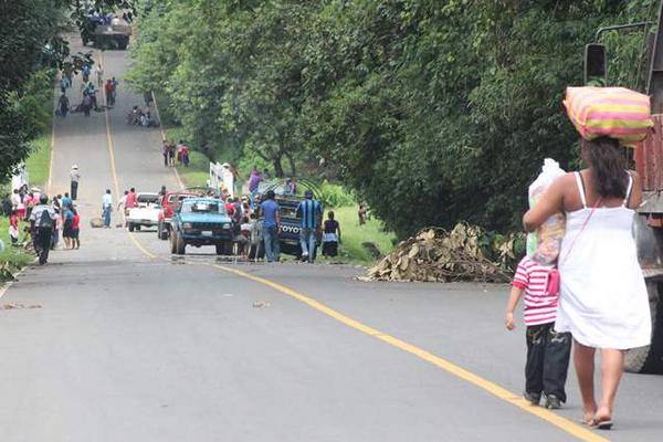 Varios puntos en la carretera entre Malacatán y Tajumulco fueron bloqueados por pobladores de San Marcos. (Foto Prensa Libre: Alexander Coyoy)<br _mce_bogus="1"/>