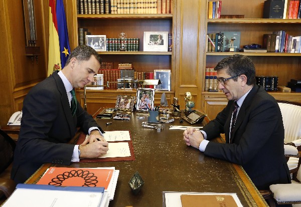 Felipe VI frente a Patxi López (d), firma de convocatoria de las elecciones. (Foto Prensa Libre: EFE)