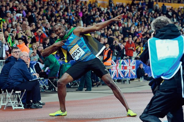 Usain Bolt hizo su tradicional festejo en Londres. (Foto Prensa Libre: AFP)