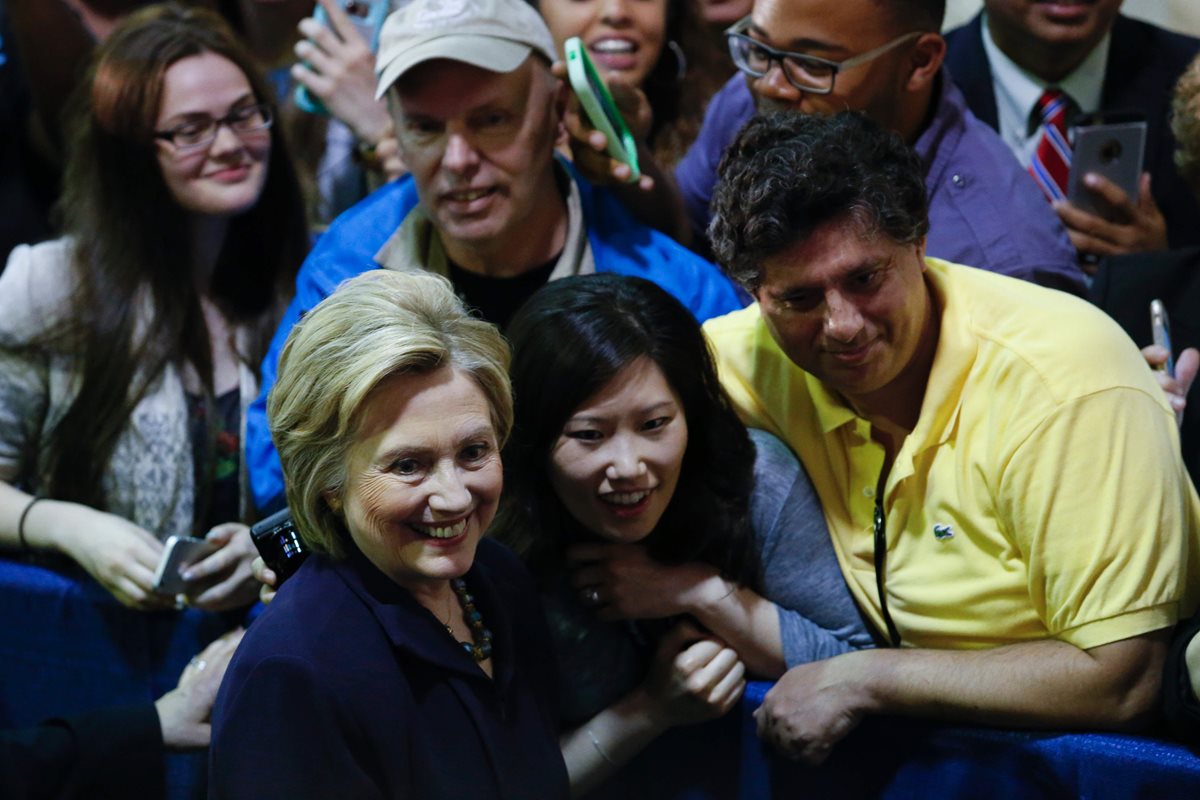 Clinton se fotografía con simpatizantes durante un mitin. (Foto Prensa Libre: AP).