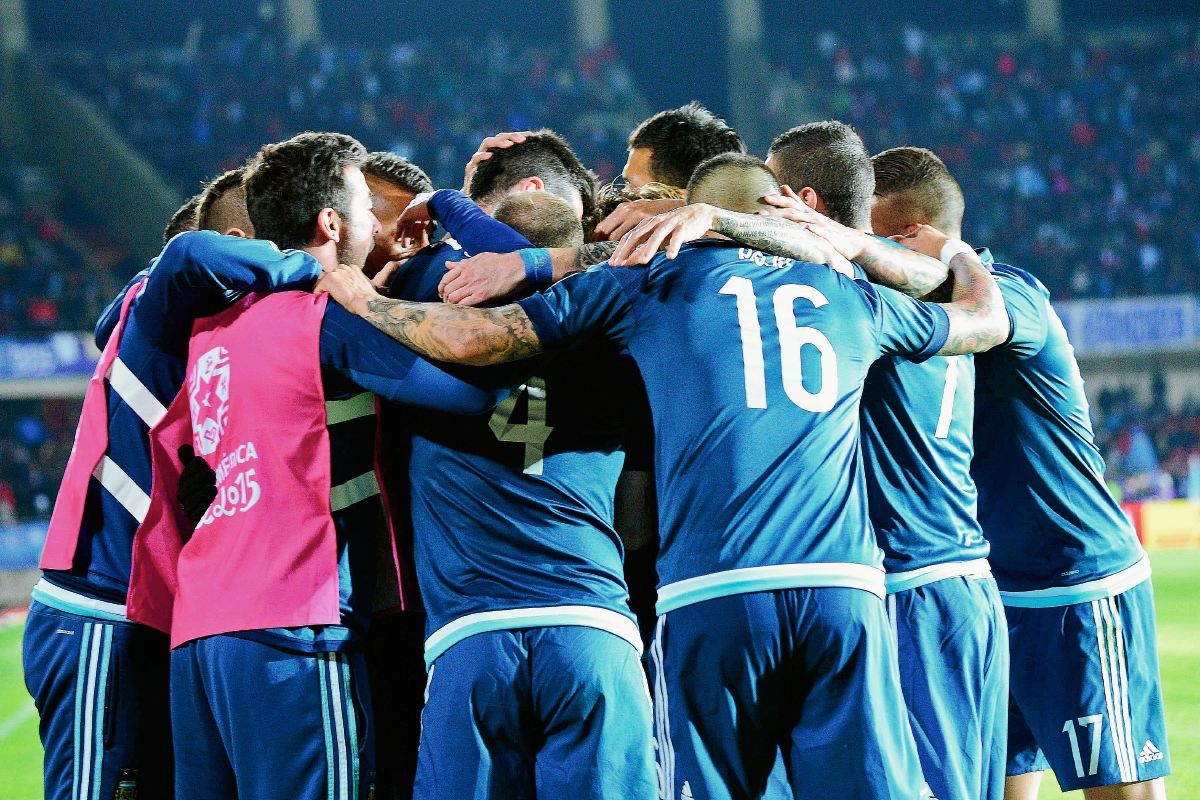 La albiceleste suma su primer triunfo en la Copa América y lo hizo ante el actual campeón del certamen: Uruguay. (Foto Prensa Libre: AFP)