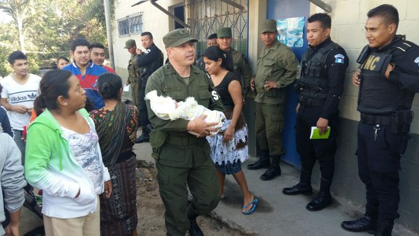 Varios solados rescataron a un recien nacido que fue abandonado en la zona 18. (Foto Prensa Libre: Ejército)