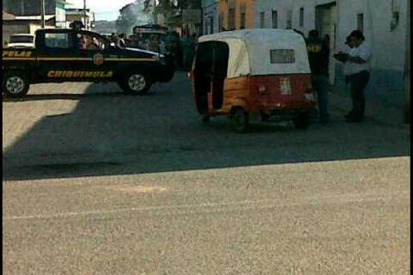 El mototaxista fue ultimado de un balazo en la vena yugular. (Foto Prensa Libre: Edwin Paxtor)