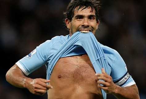 El delantero argentino Carlos Tévez regresó a jugar en Inglaterra, con las reservas del Manchester City. (Foto Prensa Libre: AP)