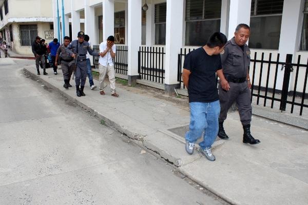 Los cinco sindicados de la muerte del médico cubano y su hijo son trasladados al Juzgado de Instancia Penal de Santa Cruz del Quiché. (Foto Prensa Libre: Óscar Figueroa)