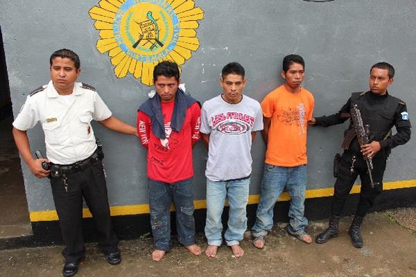 Los tres capturados fueron trasladados a la subestación de la PNC de   Dolores, Petén.