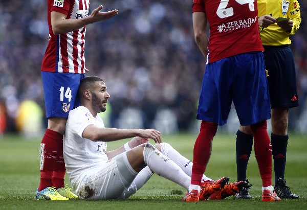 El delantero del Real Madrid, Karim Benzema se resiente y es de nuevo baja para su equipo. (Foto Prensa Libre: AP)