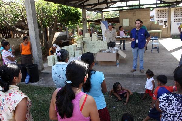 Representantes de donantes se dirigen a las familias   beneficiadas.