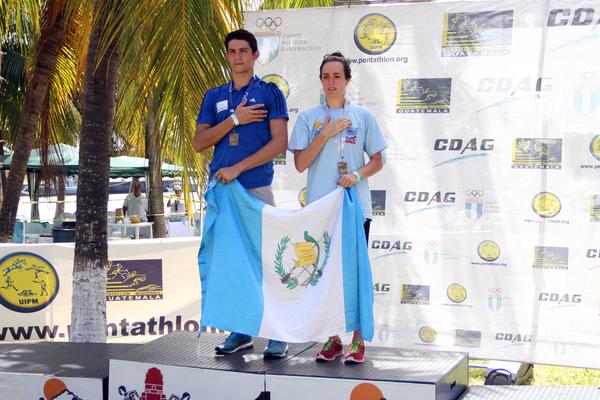 Charles Fernández e Isabel Brand posan con la bandera de Guatemala, tras haber ganado el primer lugar. (Foto Prensa Libre: cortesía CDAG)