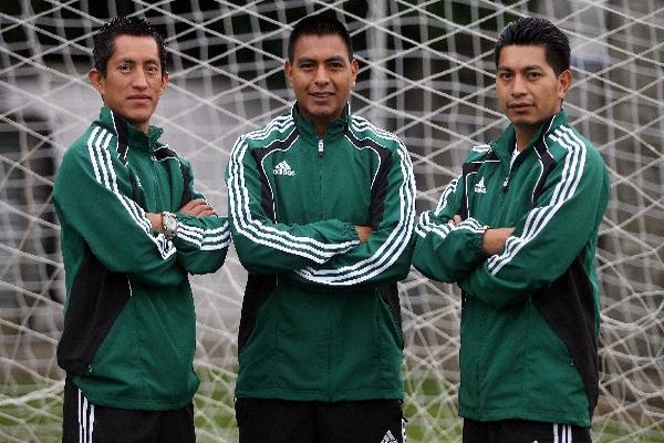 Walter López —centro—, antes de participar en el Mundial Sub 20 de Colombia 2011, junto a Hermenérito Leal y Gerson López. (Foto Prensa Libre: Romeo Ríos)