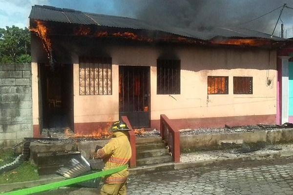 Fuego consume una vivienda en San Sebastián, Retalhuleu. (Foto Prensa Libre: Rolando Miranda)<br _mce_bogus="1"/>