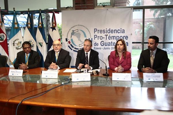 Alden Rivera, Orlando Solórzano, Sergio de la Torre,  Carmen Vergara y Jhon Fonseca, miembros del consejo de  ministros de Economía de Centro América durante la reunión de hoy.  (Fotografía Prensa Libre: Alvaro Interiano)