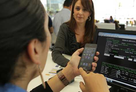 Gran cantidad de personas acudieron este viernes a comprar el iPhone5 en Guatemala. (Foto Prensa Libre: Esbin García)