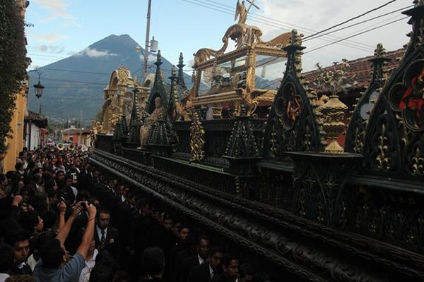 La imagen del Señor Sepultado de la Escuela de Cristo recorre las principales calles de Antigua Guatemala  (Walter Sactic)<br _mce_bogus="1"/>