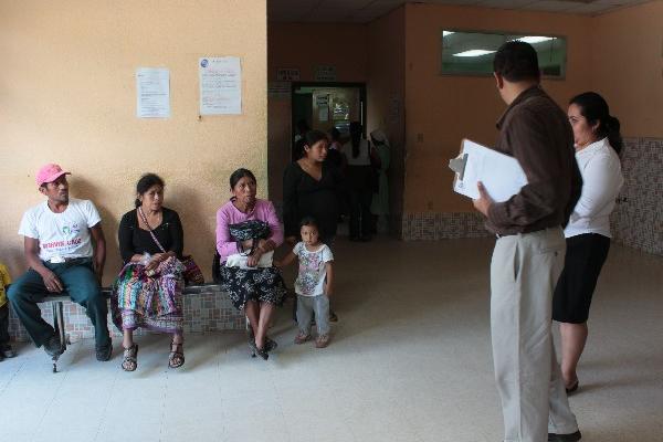 Pacientes esperan atención en nosocomio.