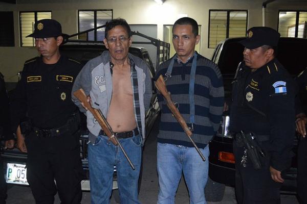 José Domingo Morataya y Víctor Manuel Cifuentes, capturados en El Tejar, Chimaltenango, por el robo de un vehículo. (Foto Prensa Libre: José Rosales)