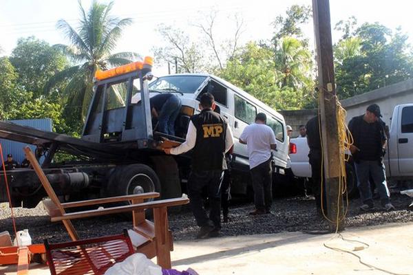 Vehículos, placas, armas y municiones fueron decomisados en un allanamiento en una aldea de Izabal. (Foto Prensa Libre: Edwin Perdomo)<br _mce_bogus="1"/>