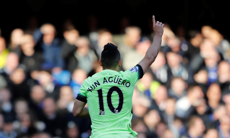 Agüero celebra lo que fue para él una tarde mágica en la Premier League. (Foto Prensa Libre: AP)