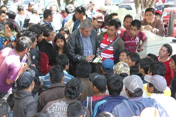 Vendedores se oponen a  cobro extra.