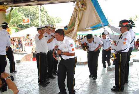 Los nuevos bomberos pasan bajo la bandera nacional y de la institución como simbolo de juramento a su labor humanitaria. (Foto Prensa Libre: Óscar Figueroa).