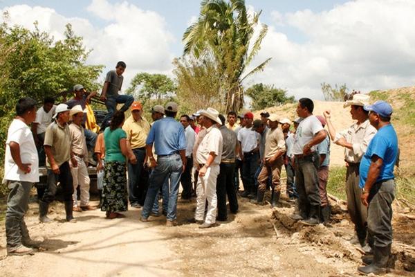 Campesinos de San Luis, Petén, dialogan acerca de los daños en sus cultivos de parte de una patrulla beliceña. (Foto Prensa Libre: Rigoberto Escobar)<br _mce_bogus="1"/>