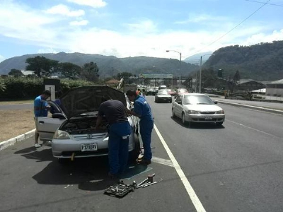 La ruta al Pacífico es una de las vías más vigiladas para evitar accidentes. (Foto Prensa Libre: Henry Pocasangre)