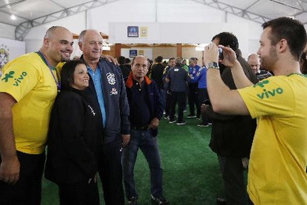 La selección brasileña de futbol inició su concentración este lunes en medio de protestas. (Foto Prensa Libre: EFE)